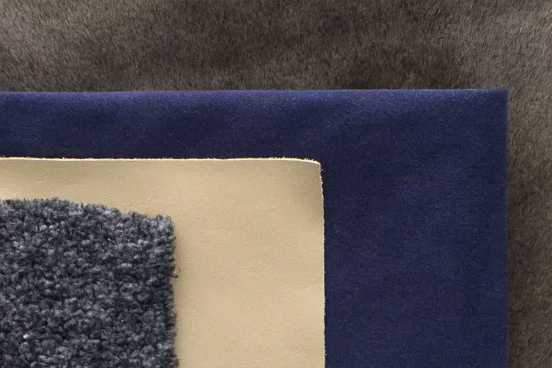 Verschiedene Materialien für Schuhfutter in Leder-, Textil- und Veloursoptik.