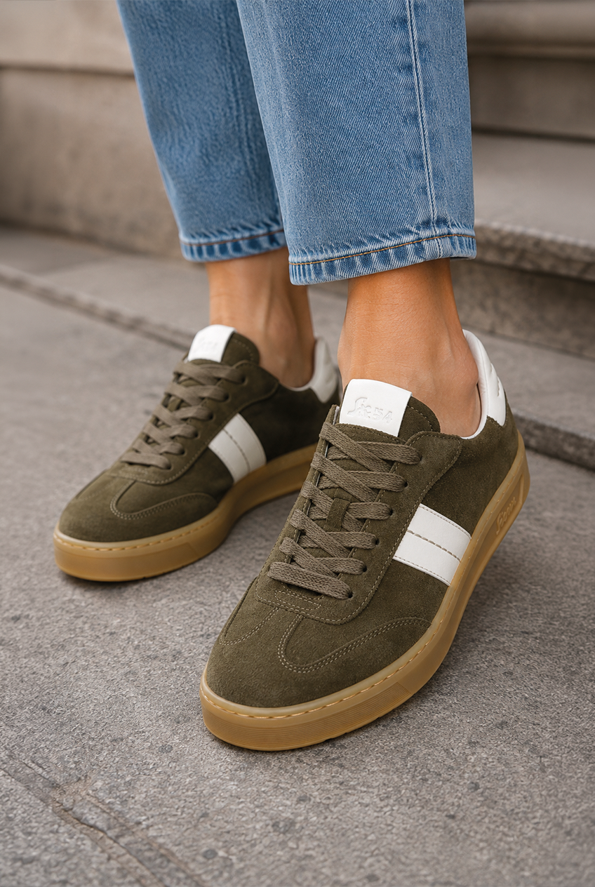 Olivgrüne Sioux Damen-Sneaker aus Veloursleder mit weißen Details und heller Gummisohle.